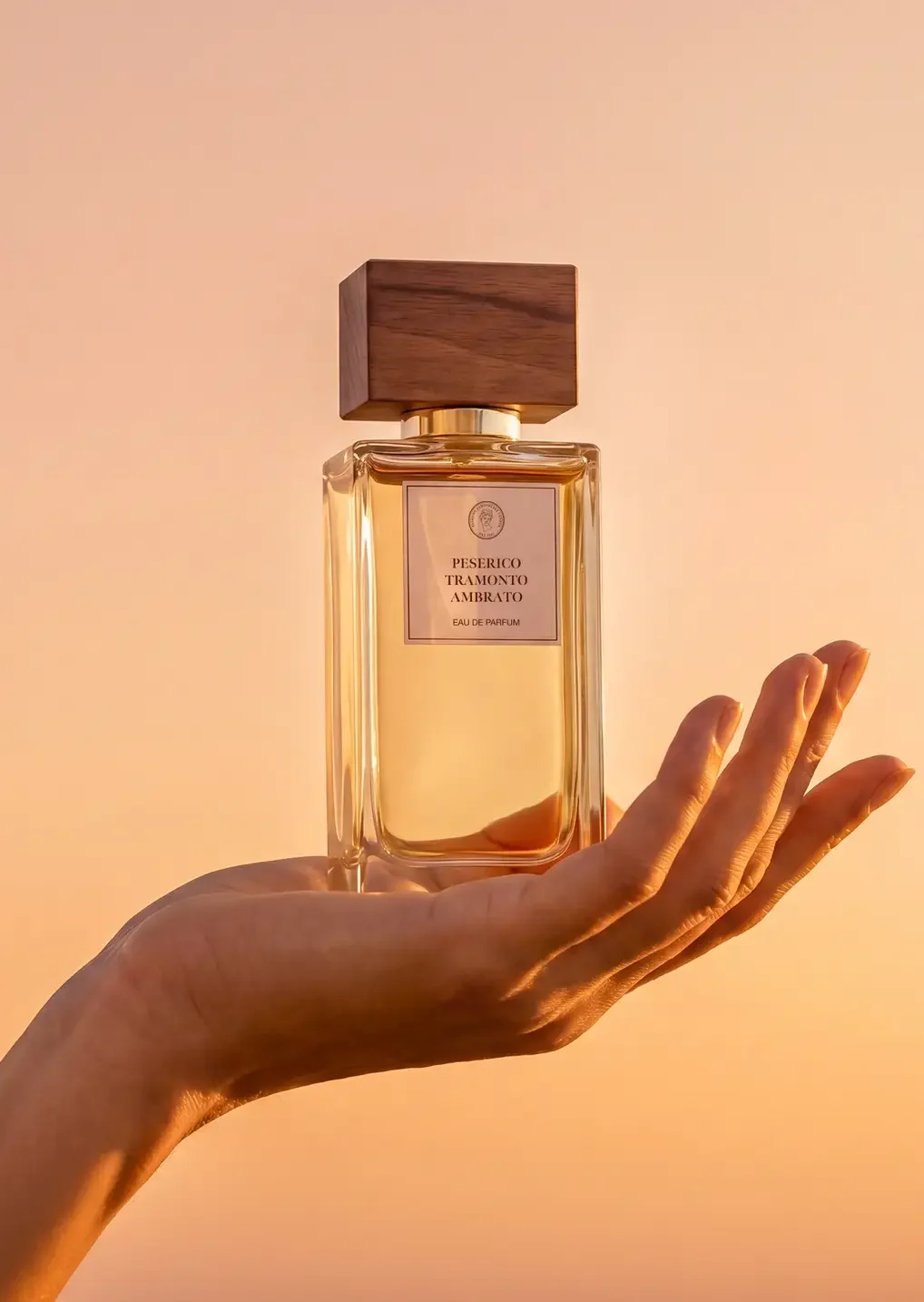immagine Ai generated di un una mano al tramonto che sorregge profumo Peserico Tramonto Ambrato